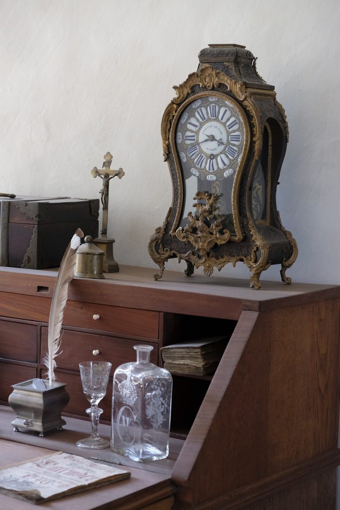 Design homes with handmade furniture and decorative 4 clock 2663147 1920