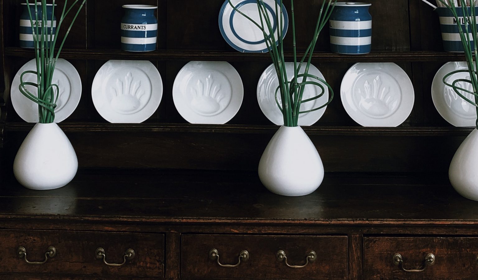 7 brilliant ways to organize a Sideboard for easy entertaining